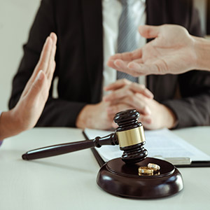 Divorce by two lovers went to the lawyer's office. The husband tried to plead with his wife not to divorce.